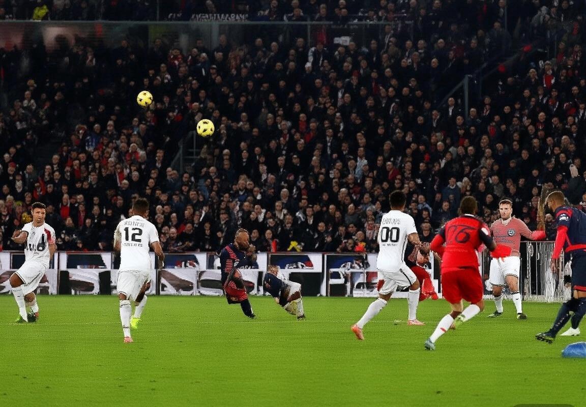 PSG对决尼姆：绿茵激情战况回顾(图2)