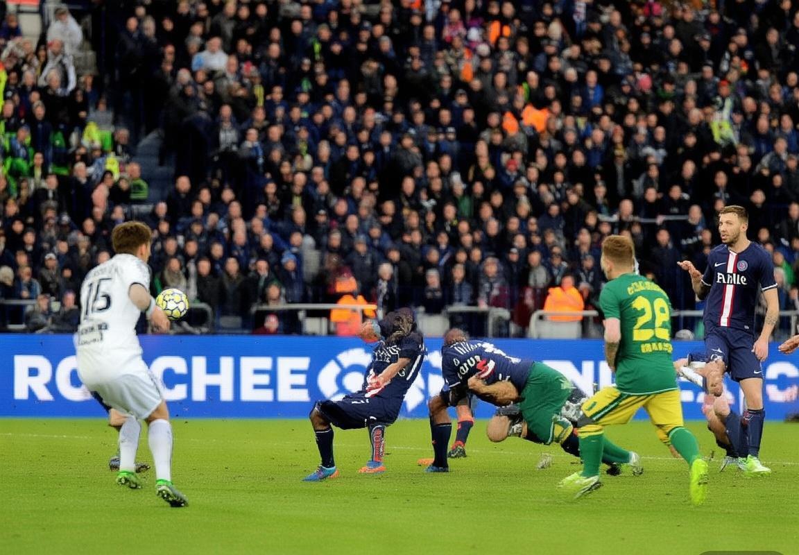 PSG对决尼姆：绿茵激情战况回顾(图1)